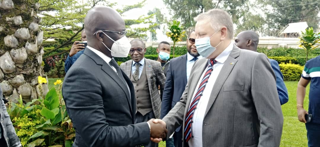 RDC/SUD-KIVU : Le Ministre National du commerce extérieur Jean Lucien BUSA Félicite la PHARMAKINA pour la qualité de ses produits pharmaceutiques de l’industrie locale.