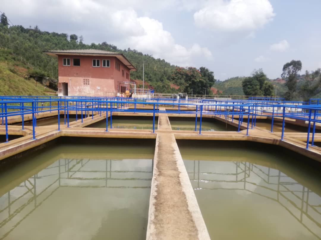 Bukavu : en dépit de ses nombreux défis, la REGIDESO fournit de l’eau aux habitants de la ville (communiqué société civile rénovée)