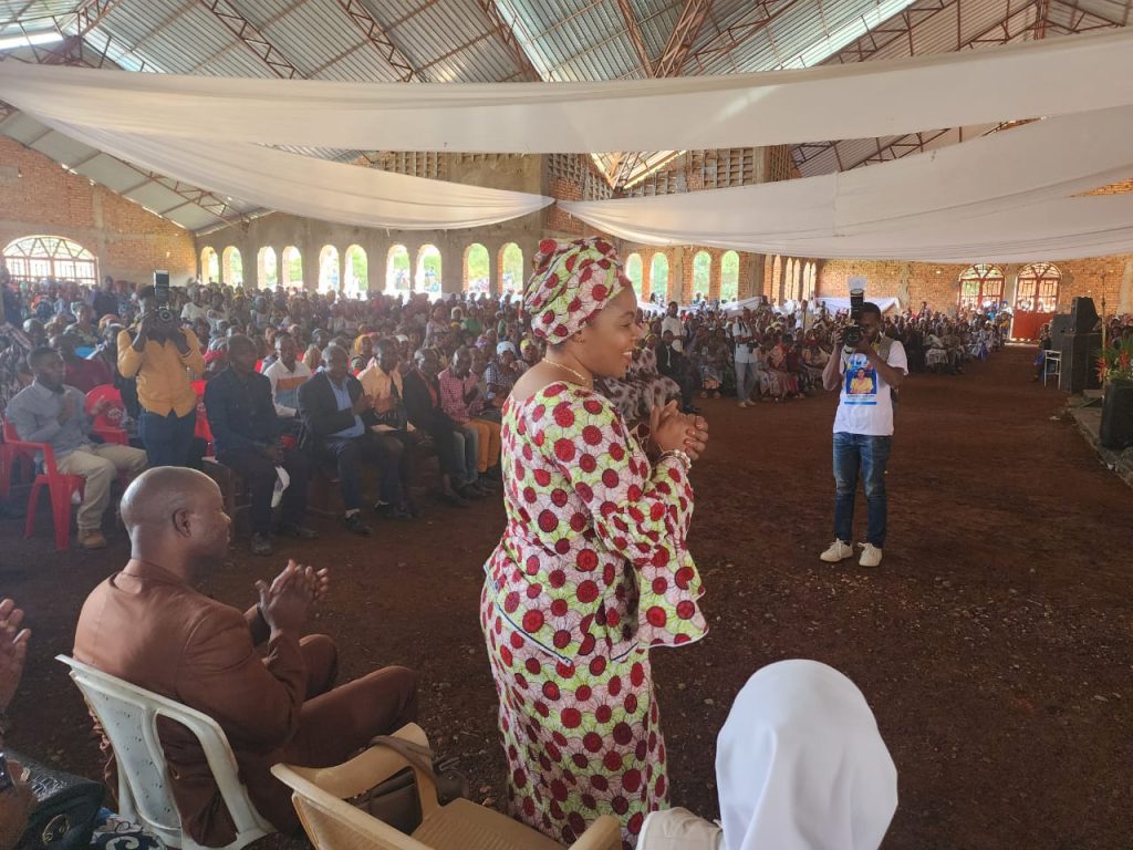 Kabare/Fondation SKYBORNE : Madame BIIBI REHEMA NAMEGABE enseigne aux femmes de la paroisse Saint Joseph de cirunga sur “l’auto-prise en charge et l’entrepreneuriat”